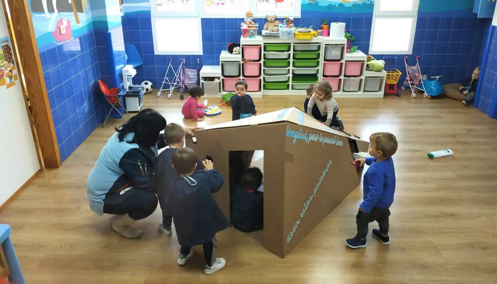 Casa cartón ludoteca guarderia infantil