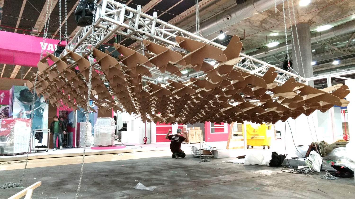 estructura carton modular stand ifema techo cubre techo lampara celosia 