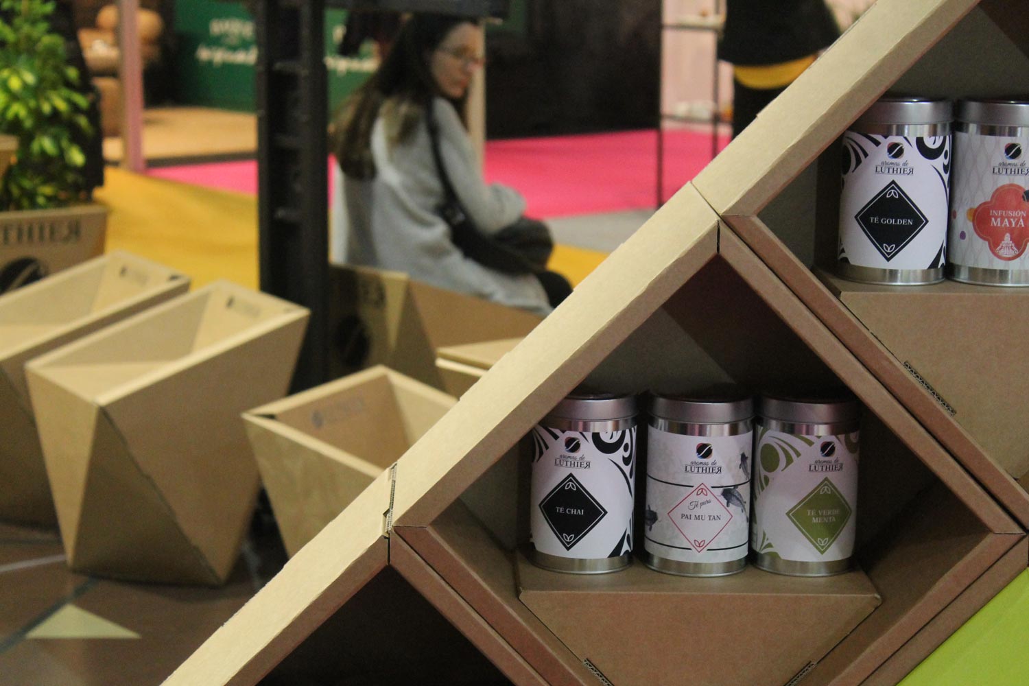 muebles carton stand feria ifema 01 cafes luthier sillas armario estanteria