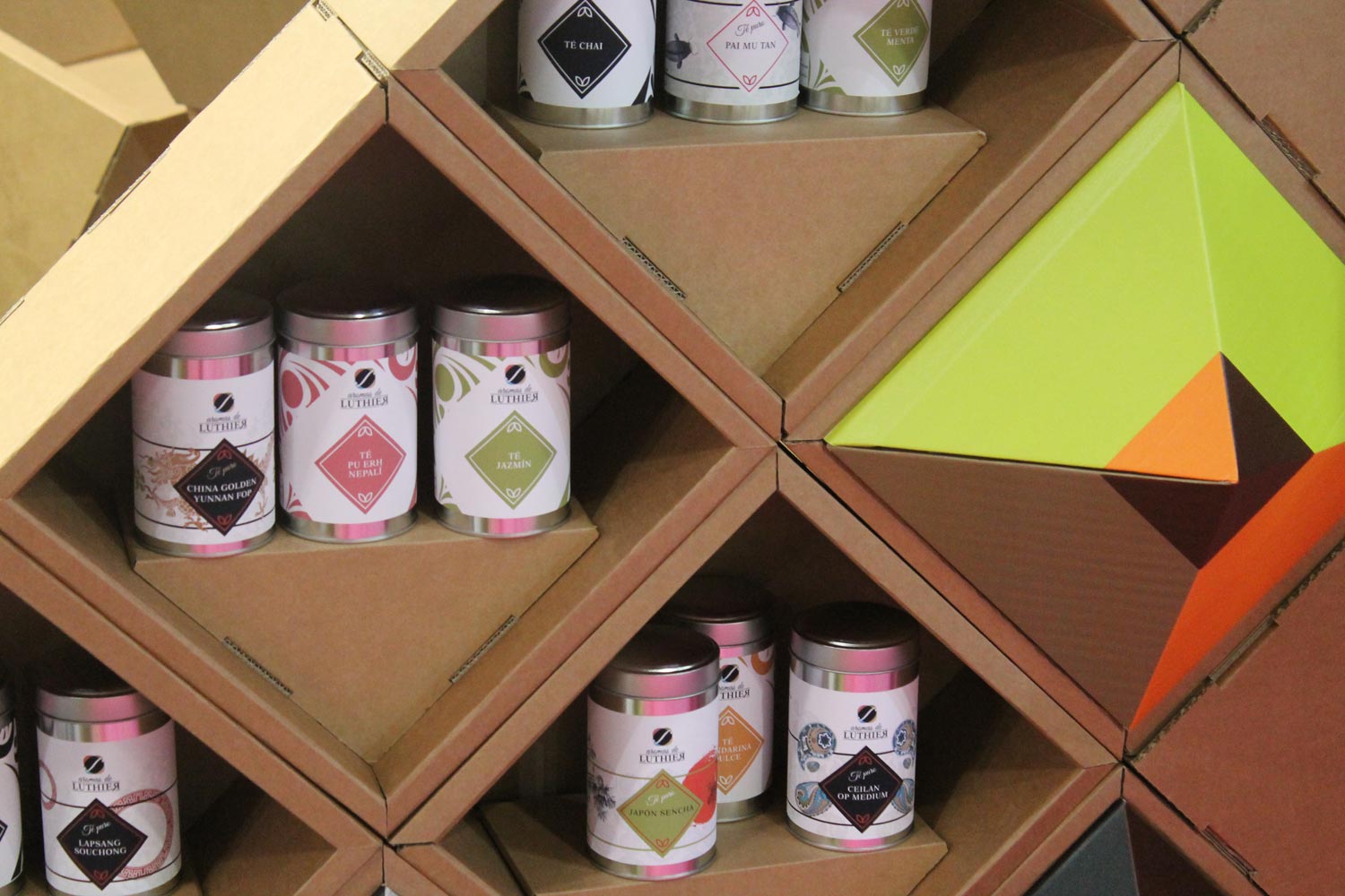 muebles carton stand feria ifema estanteria triangular te cafe