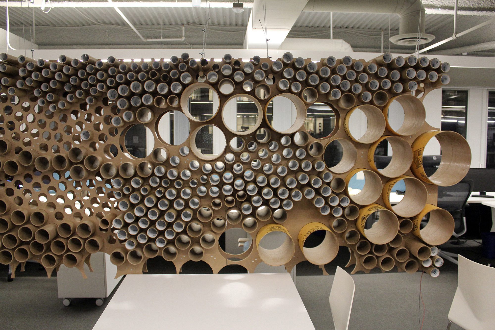Perkins + Will's pared tubos separador oficinas cardboard tubes barrier Perkins + Will's pared tubos separador oficinas cardboard tubes barrier