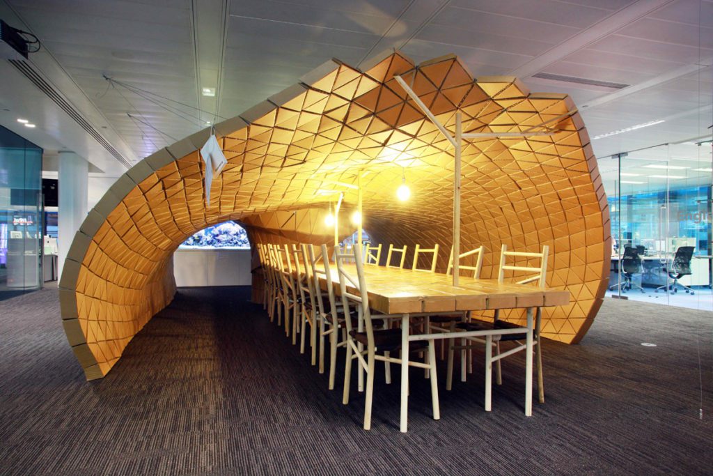 Pupa by Lazerian Alex Maguire Bloomberg cardboard office oficina de carton meeting room espacio reuniones Pupa by Lazerian Alex Maguire Bloomberg cardboard office oficina de carton meeting room espacio reuniones