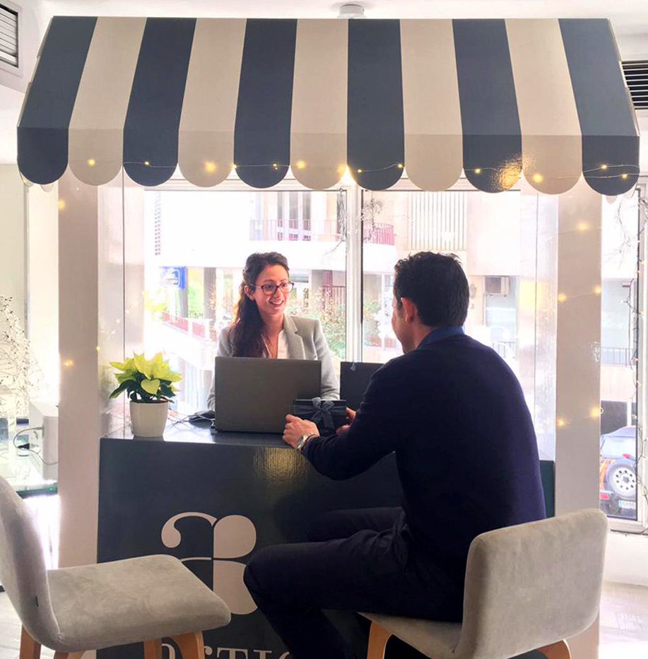 Stand promocional portátil artiem hoteles mostrador de experiencias kiosko carton