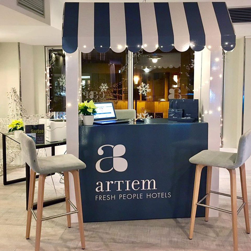 Stand promocional portátil artiem hoteles carton cartonlab