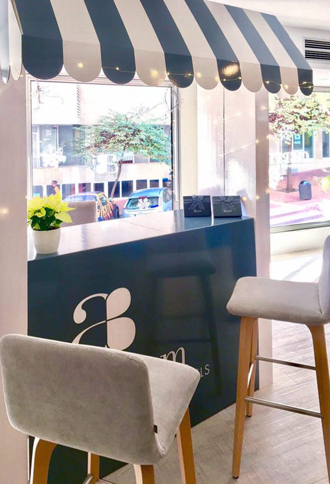 Stand promocional portátil artiem hoteles mostrador de experiencias tendetere carton