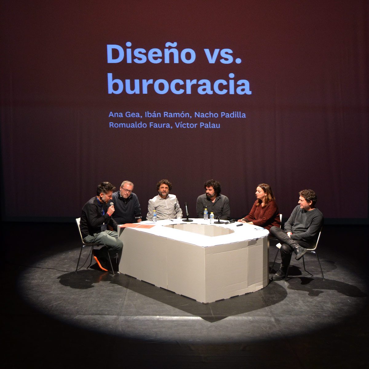 mesa carton corporeo letra escenario