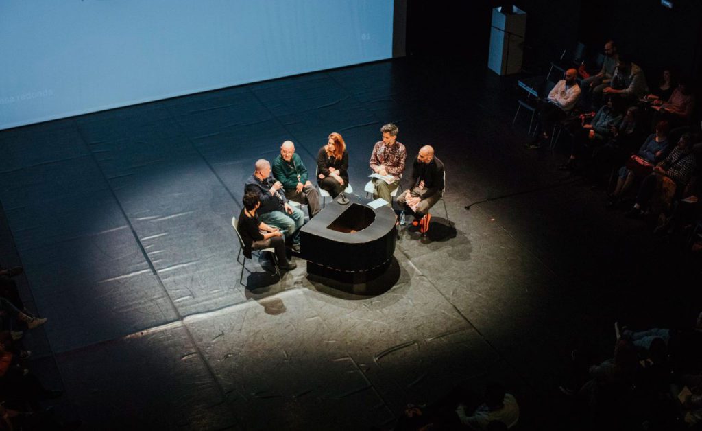 Vista desde arriba de la jornada de diseño gráfico