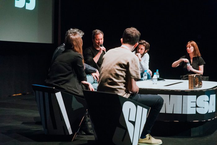 Mesa corpóreo y sillas personalizadas para evento de diseño