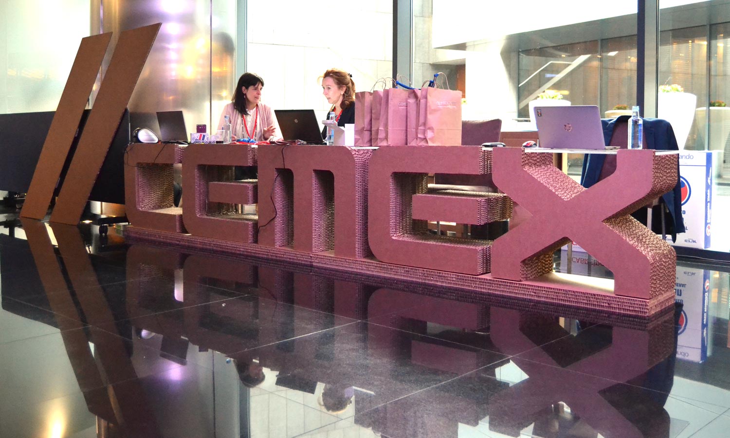 mostrador letras cartón para evento