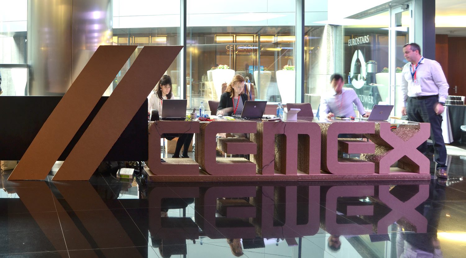 mesa-letras-carton-evento-cartonlab