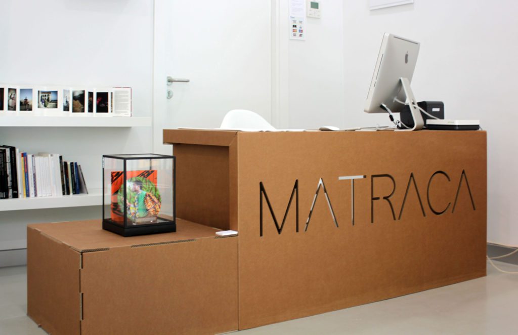 matraca interiorismo comercial sostenible ecologico muebles mostrador carton troquelado diseño concept store