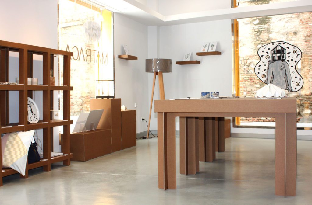 matraca interiorismo comercial sostenible ecologico muebles estanteria mesa expositor carton troquelado diseño concept store