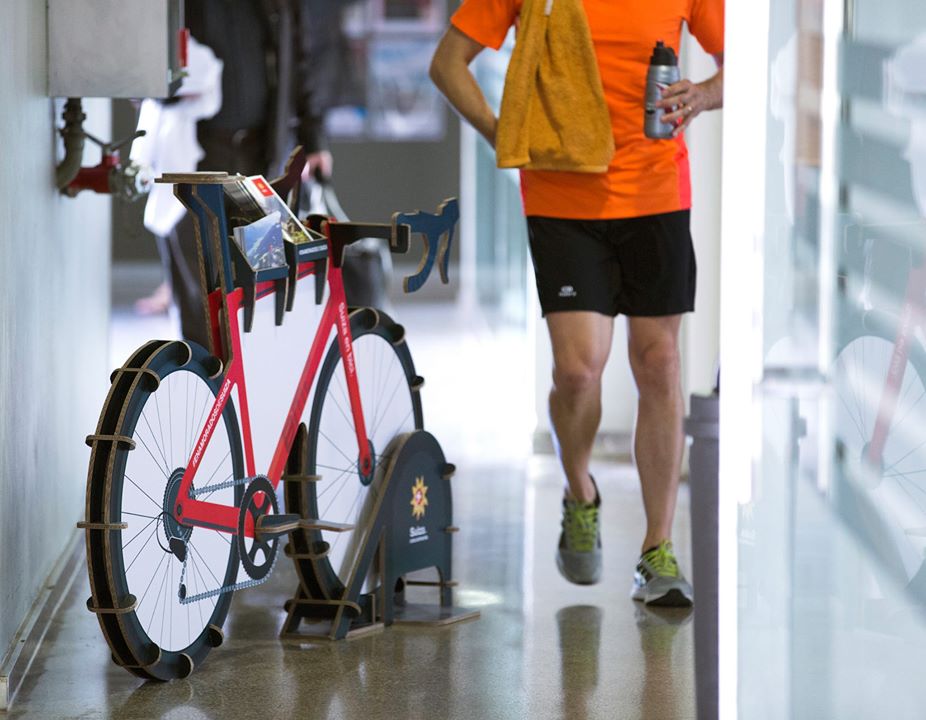 expositor de folletos personalizado porta folletos bicicleta carton gimnasio holmes madrid barcelona oficina turismo suiza 03