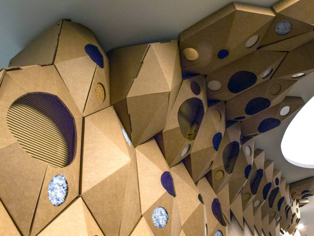 the circular lab ecoembes logroño celosia hexagonos separador pared carton