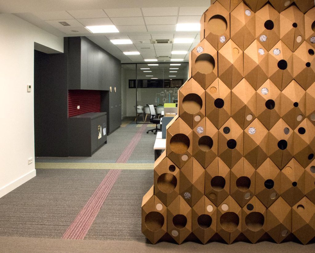 the circular lab ecoembes logroño hexagonos carton pared poliedro decoracion