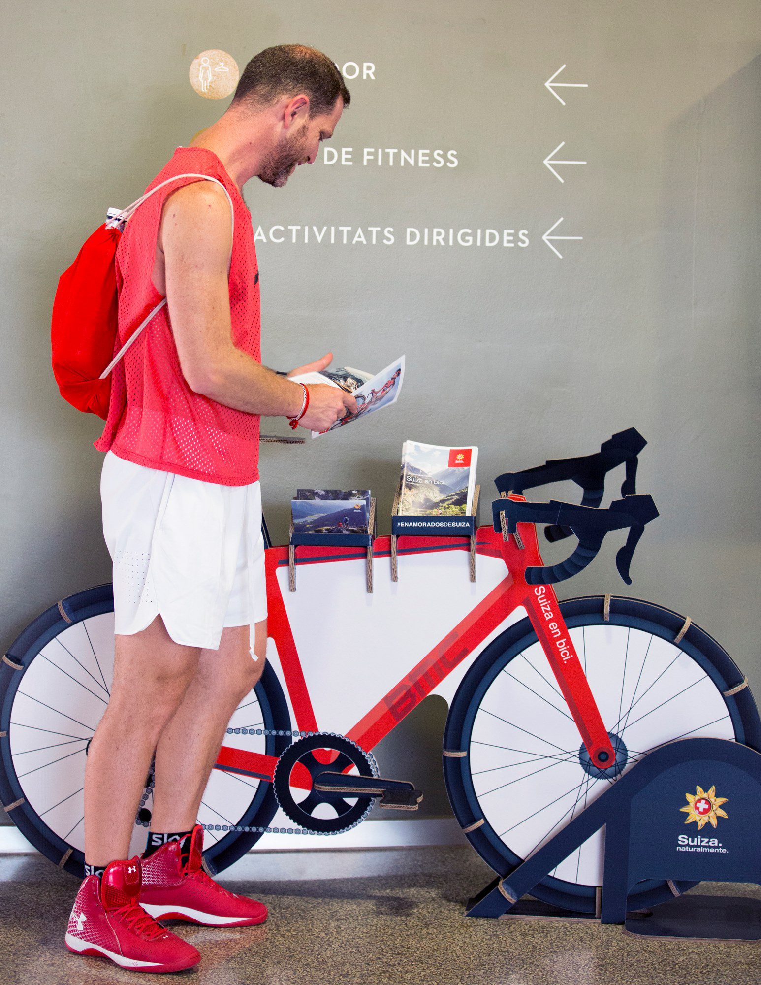 expositor portafolletos porta folletos bicicleta carton gimnasio holmes madrid barcelona oficina turismo suiza