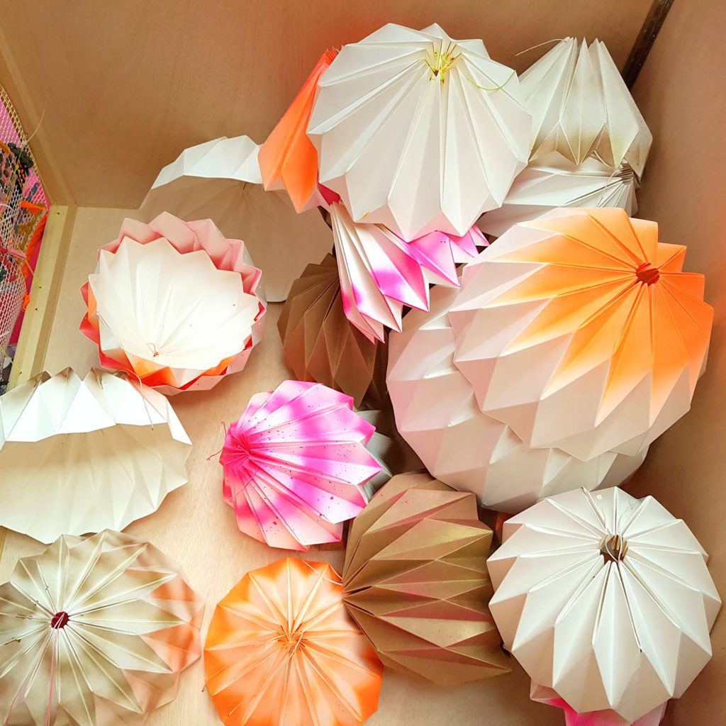lamparas carton plegadas papel origami colores carton fabricario cartonlab lamparas carton plegadas papel origami colores carton fabricario cartonlab