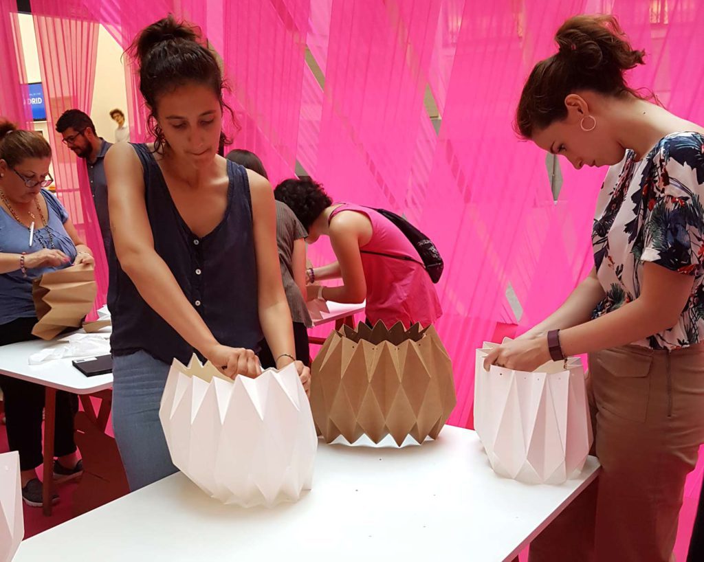 taller lamparas carton origami papiroflexia fabricario cartonlab patio casa encendida vic vivero de Iniciativas Ciudadanas workshop actividades colaborativas taller lamparas carton origami papiroflexia fabricario cartonlab patio casa encendida vic vivero de Iniciativas Ciudadanas workshop actividades colaborativas