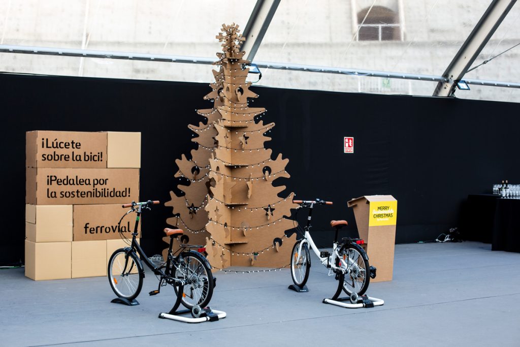 Árbol navideño de cartón decorado con luces led