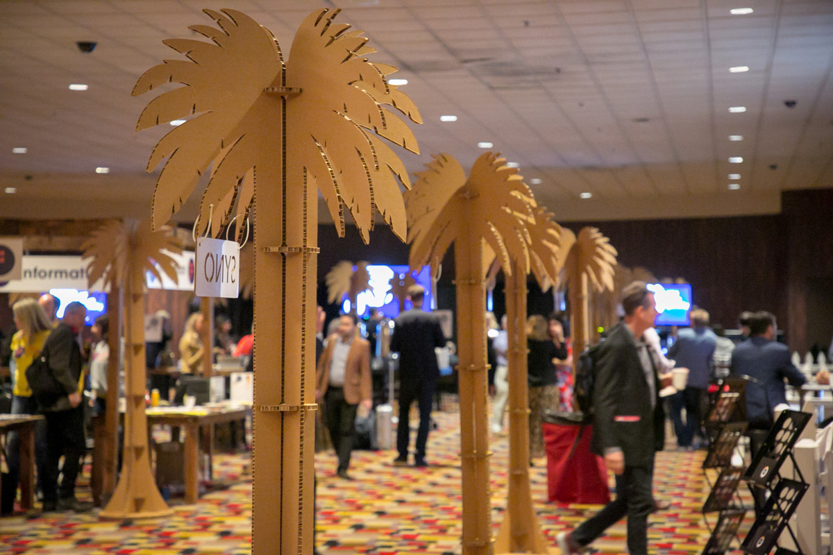 Palmeras de cartón en el hall de un hotel en Las Vegas