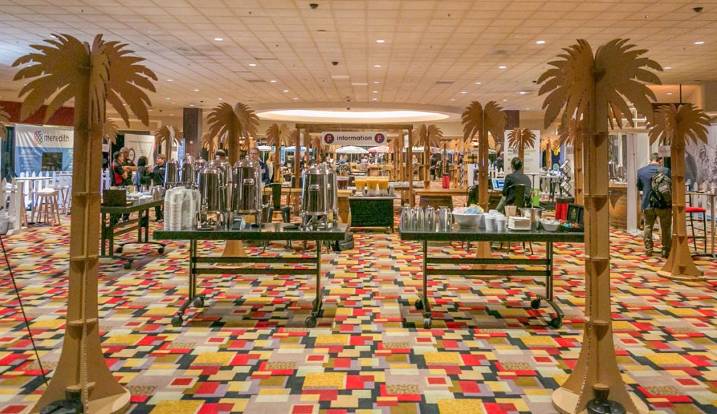Palmeras de cartón en la zona de almuerzo de un hotel en Las Vegas