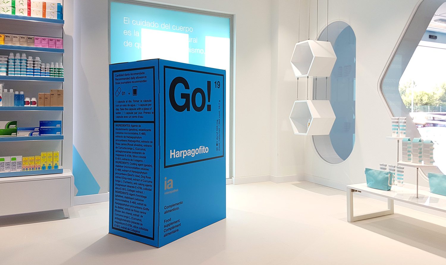 decoración de farmacias packaging farmaceutico escala real interiorismo interapotek diseño farmacia producido por Cartonlab.