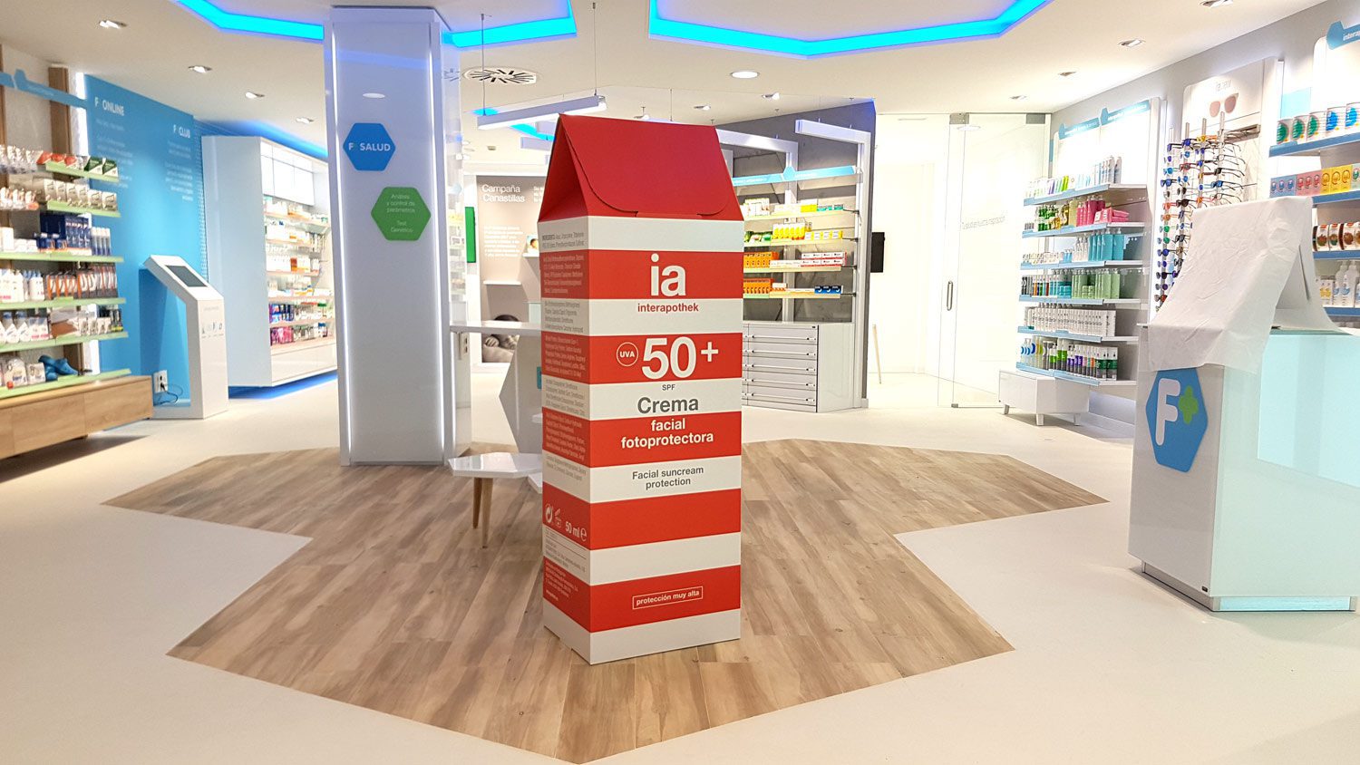 decoración de farmacias packaging farmaceutico escala real interiorismo interapotek decoracion verano producido por Cartonlab.