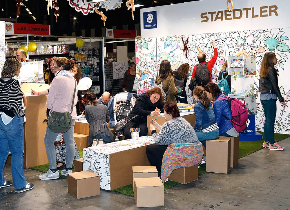 stand Handmade Festival Staedtler interactivo ilustracion ilustrar mandalas diy carton expositor papeleria diy do it yourself makers diseñado por Cartonlab.