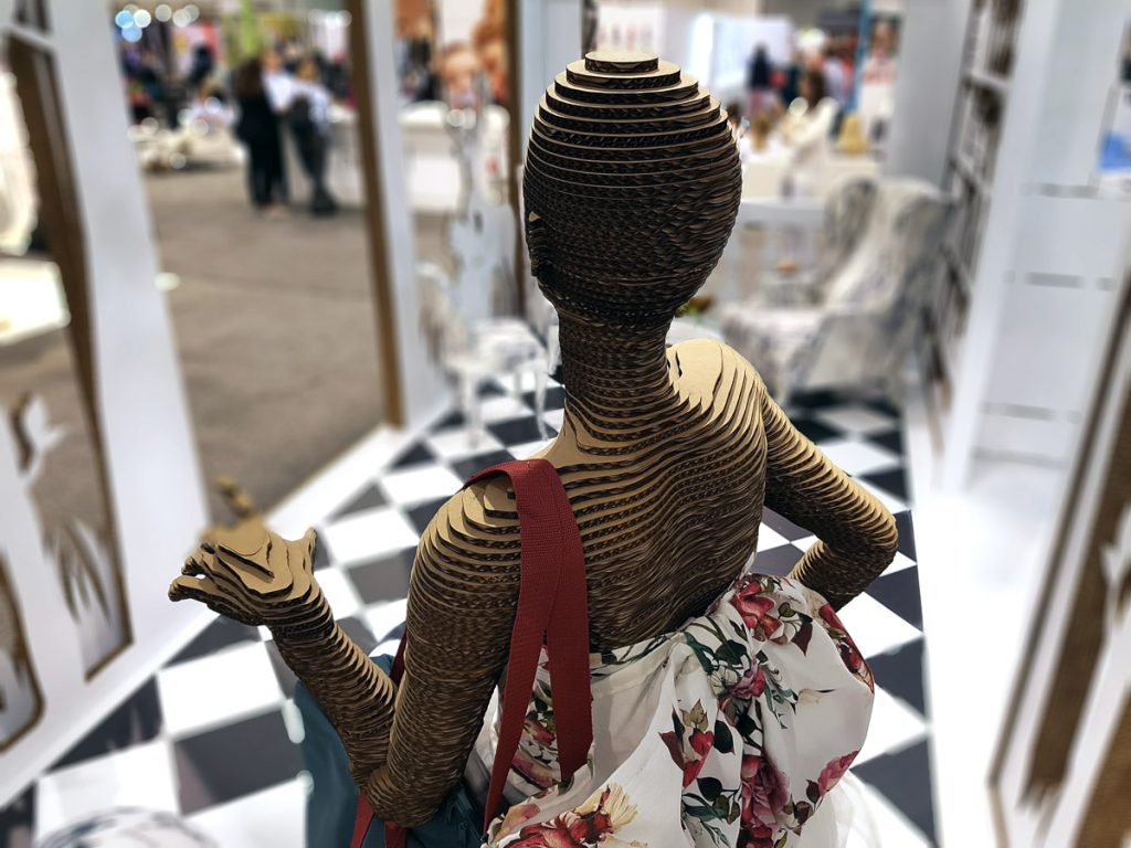 Maniquí de capas de cartón de espaldas