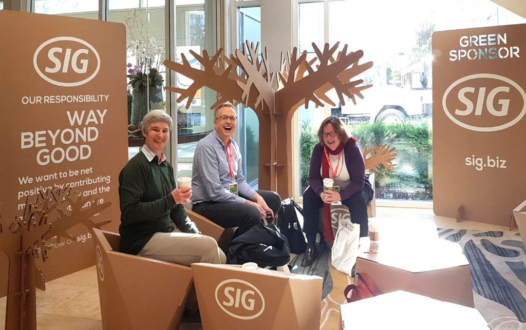 stand sponsor evento arboles sillas carton