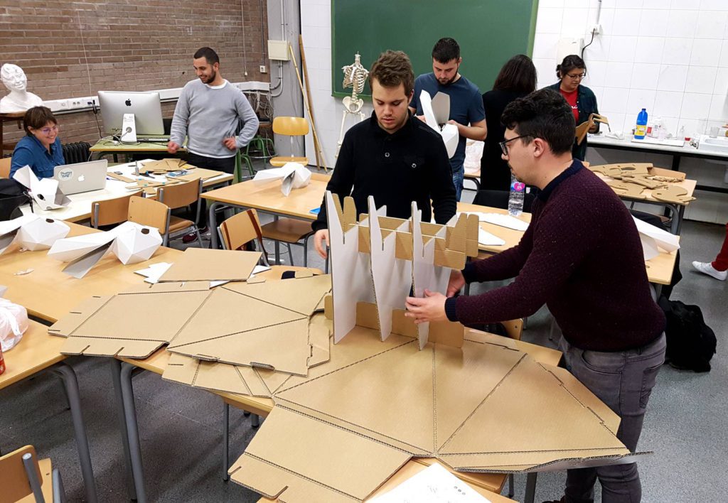 Alumnos de la EASD de Castellón durante el taller de diseño en cartón.