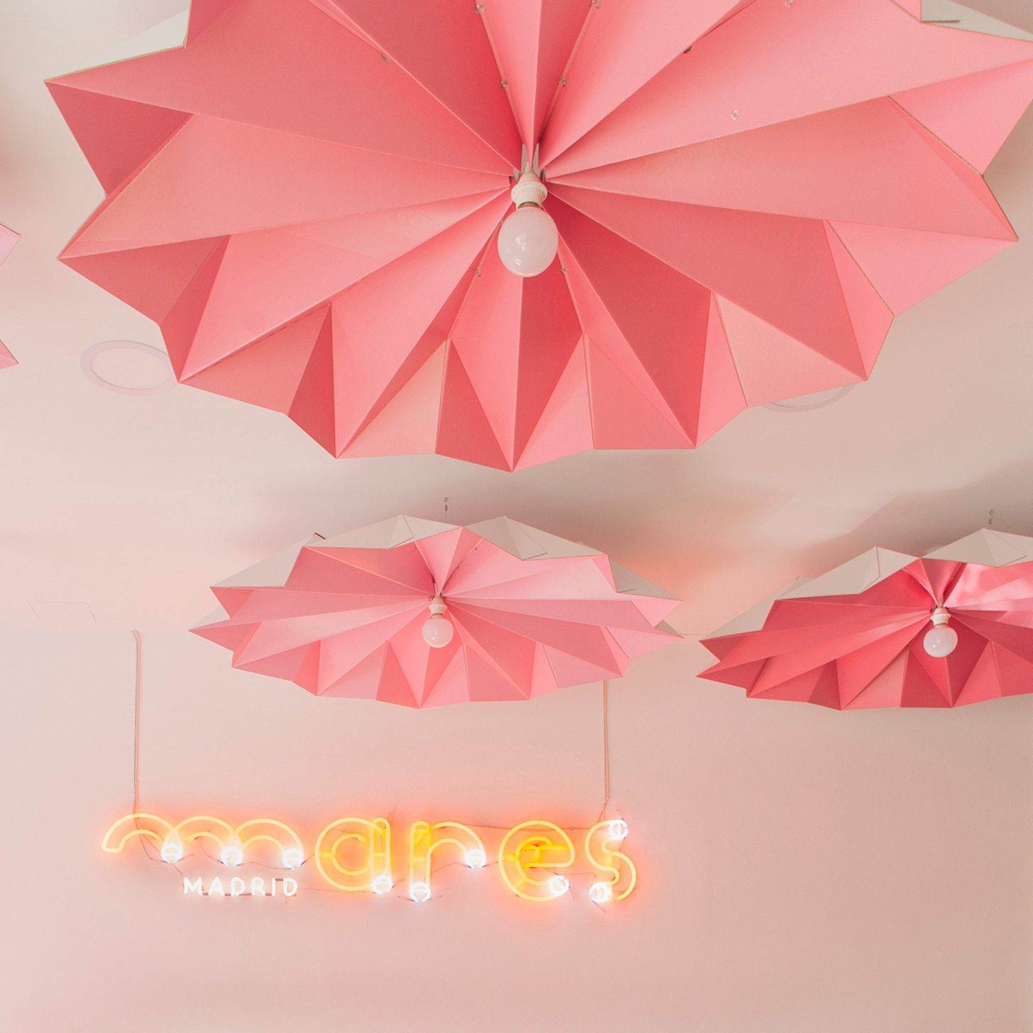 Lámparas de techo en cartón. Origami en Mares.