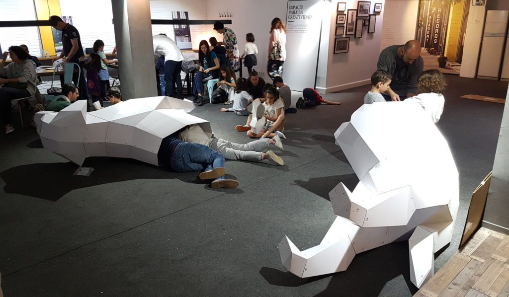 montaje de la figura de un perro gigante en lowpoly