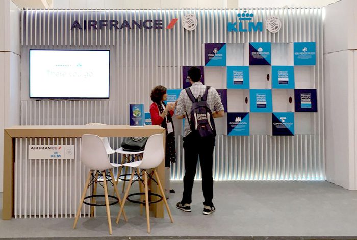 Asistente frente a cubos interactivos de stand modular adaptable
