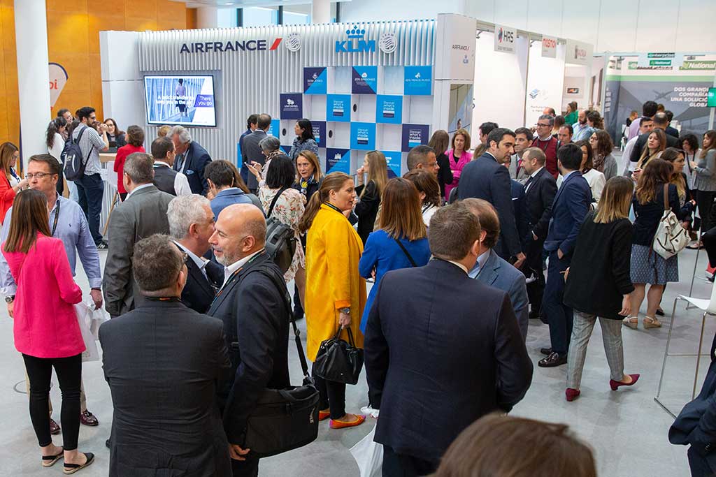 Público en stand modular adaptable