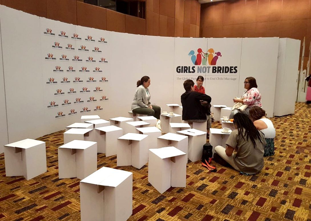 taburetes carton evento girls not brides