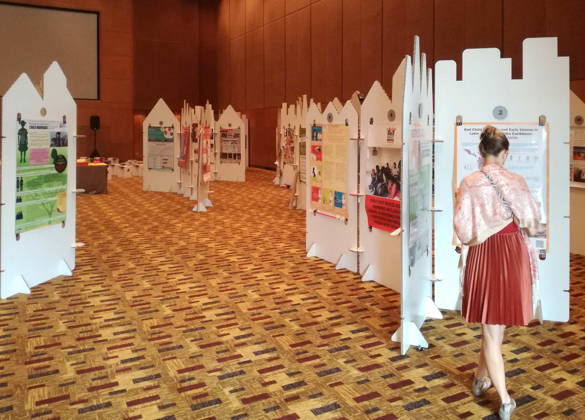 paneles exposicion girls not brides