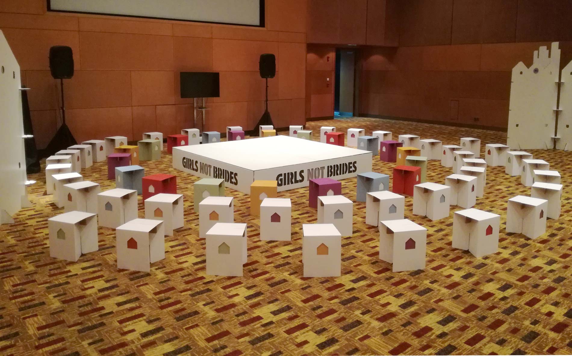 escenario carton taburetes evento girls not brides