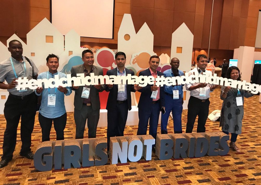 letras corpóreas escenario evento girls not brides