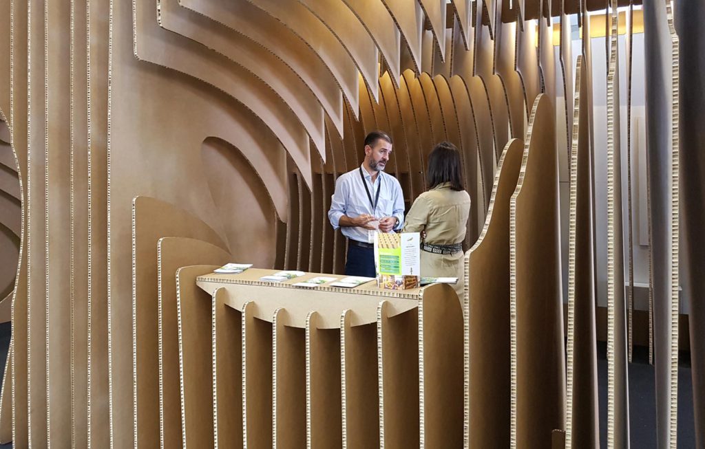 Stand Good Vibes carton nido de abeja en C!Print Madrid