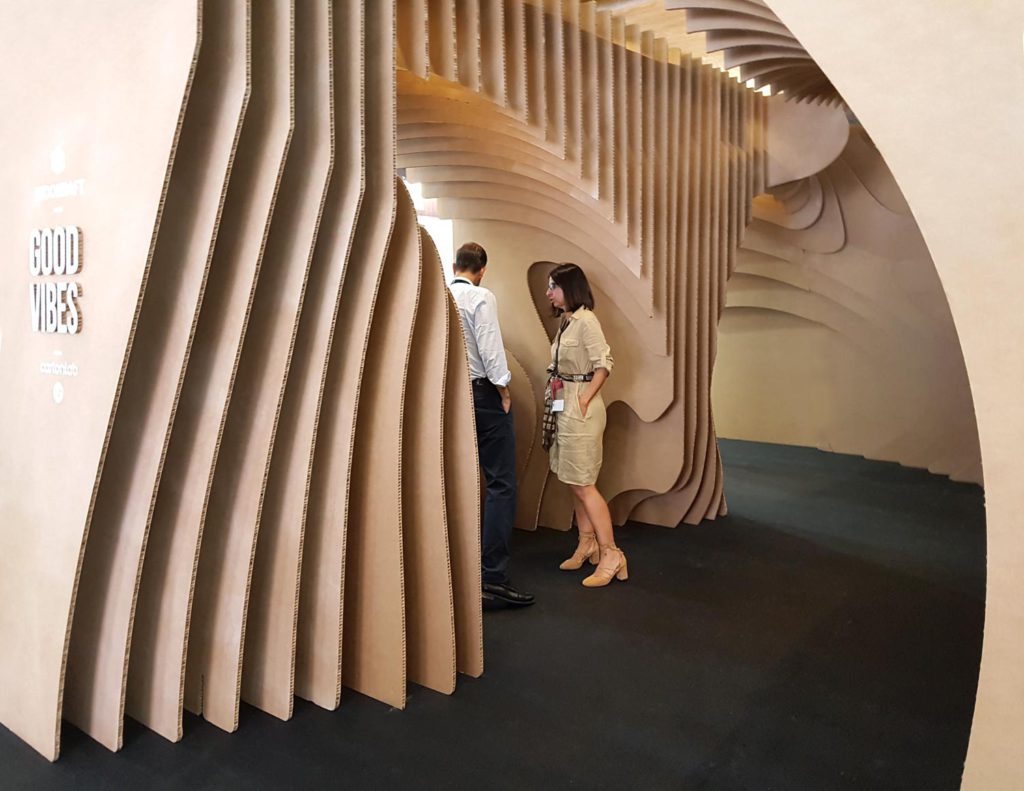 stand cartón nido de abeja cprint