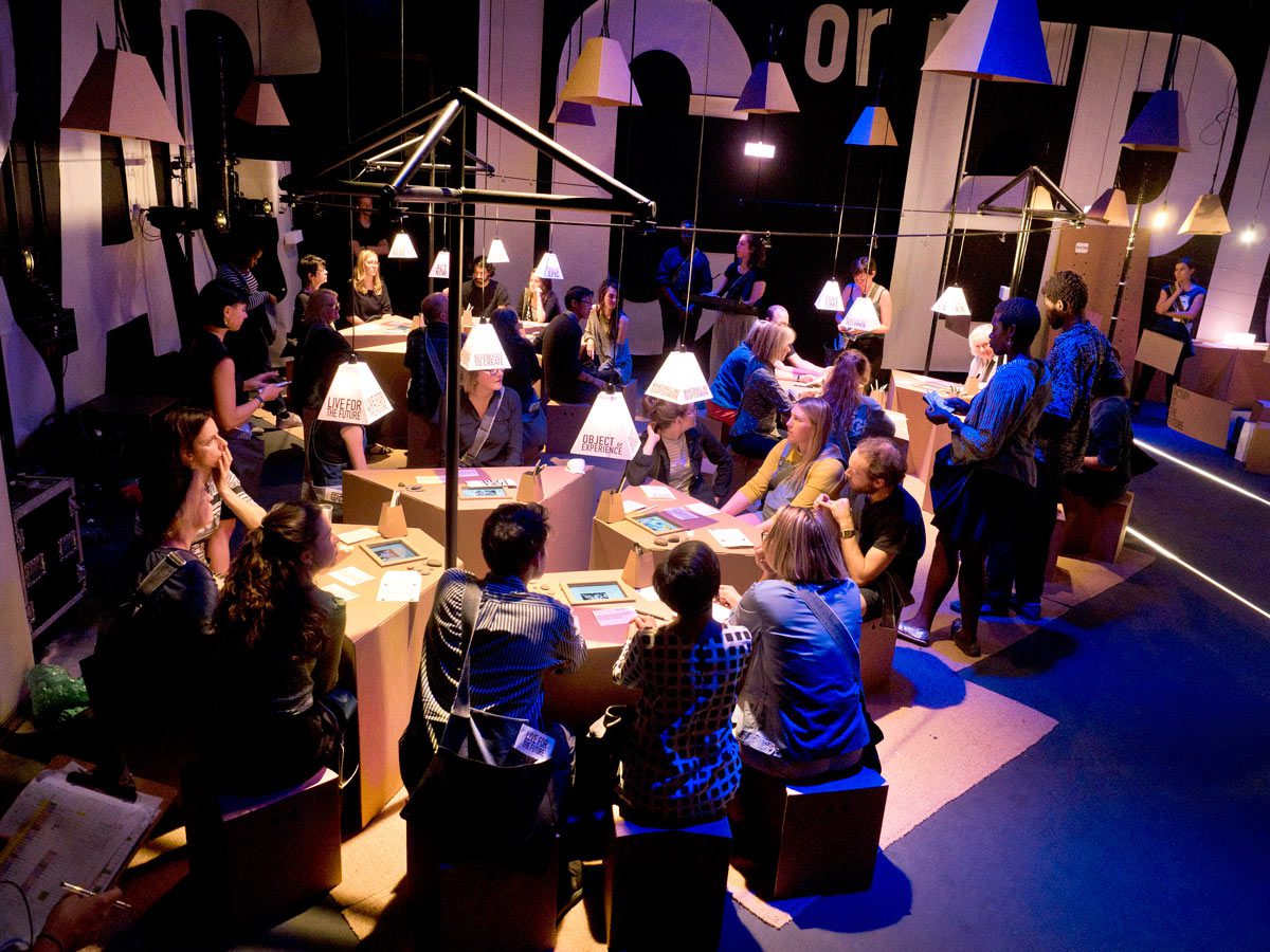 escenografia barbican center carton