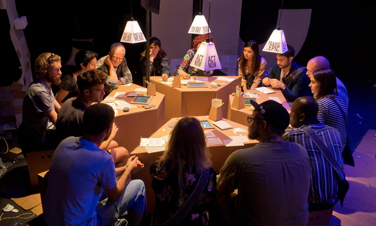 mesas reuniones carton pantallas integradas