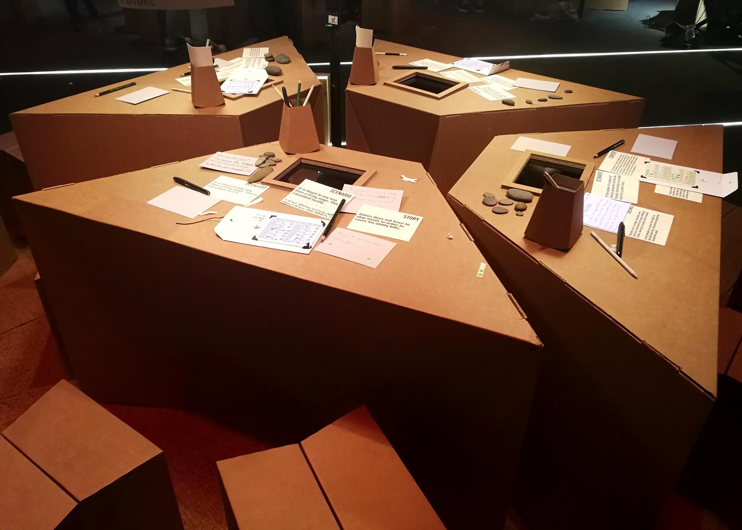 mesas de carton para reuniones escenografia