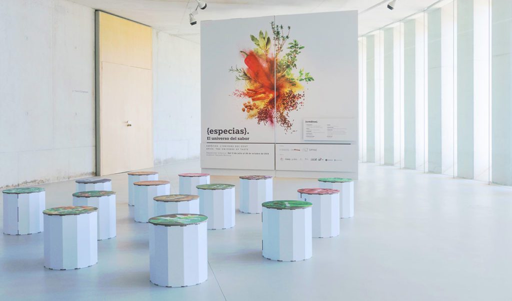 Taburetes. Exposición especias