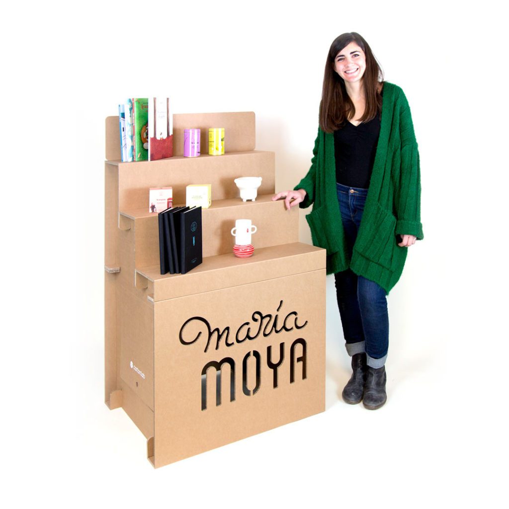 María Moya posando junto a expositor escalonado