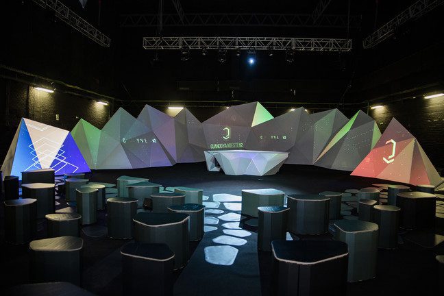 Set de televisión con varios tipos de cartón.