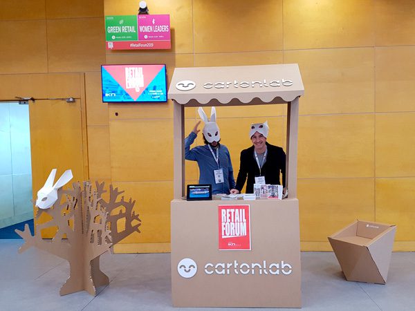 Álex y Nacho, con mascaras de animales en stand Candy