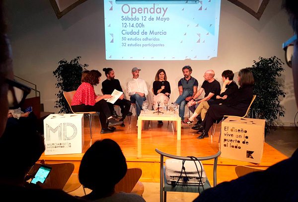 Ponentes de Murcia Diseña con cubos troquelados decorando el escenario