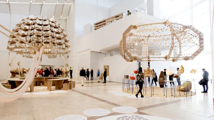 Vista general con lámparas Hilos y Espejos